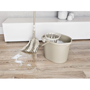 OBI Moppsieb Greige auf ovalem 12l Eimer mit Wischmopp auf Holzboden. Reinigungsgerät für müheloses Auswringen.