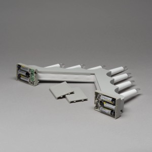 Grauer Konstsmide LED Holzleuchter für Innen, batteriebetrieben mit 7 warmweißen LEDs.