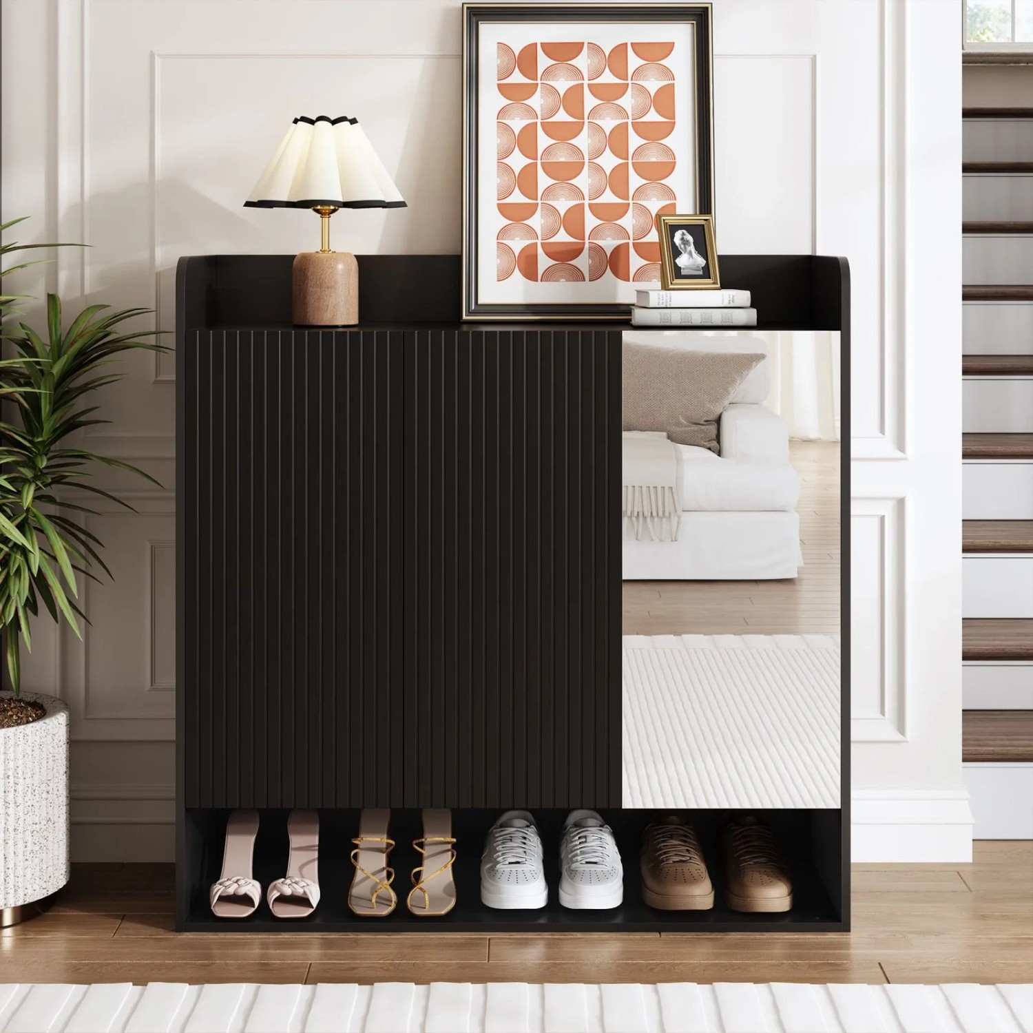 Schwarzer Schuhschrank mit geriffelter Tür, integriertem Ganzkörperspiegel und offener Schuhablage. Modernes Schuhregal für den Flur.