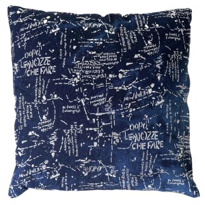 Blaues Deko-Kissen 45x45cm mit weißer Schrift und Glanz-Effekt. Perfekt als Zierkissen oder für Sitzgelegenheiten.