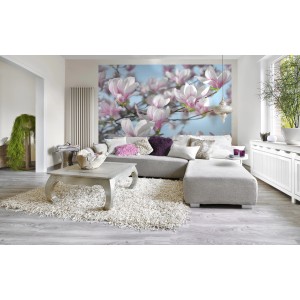 Wohnzimmer mit Komar Fototapete Magnolia, die rosa Magnolienblüten zeigt.