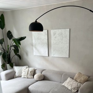 Moderne, schwarze Bogen Stehlampe XXL von QAZQA über Sofa im Wohnzimmer.