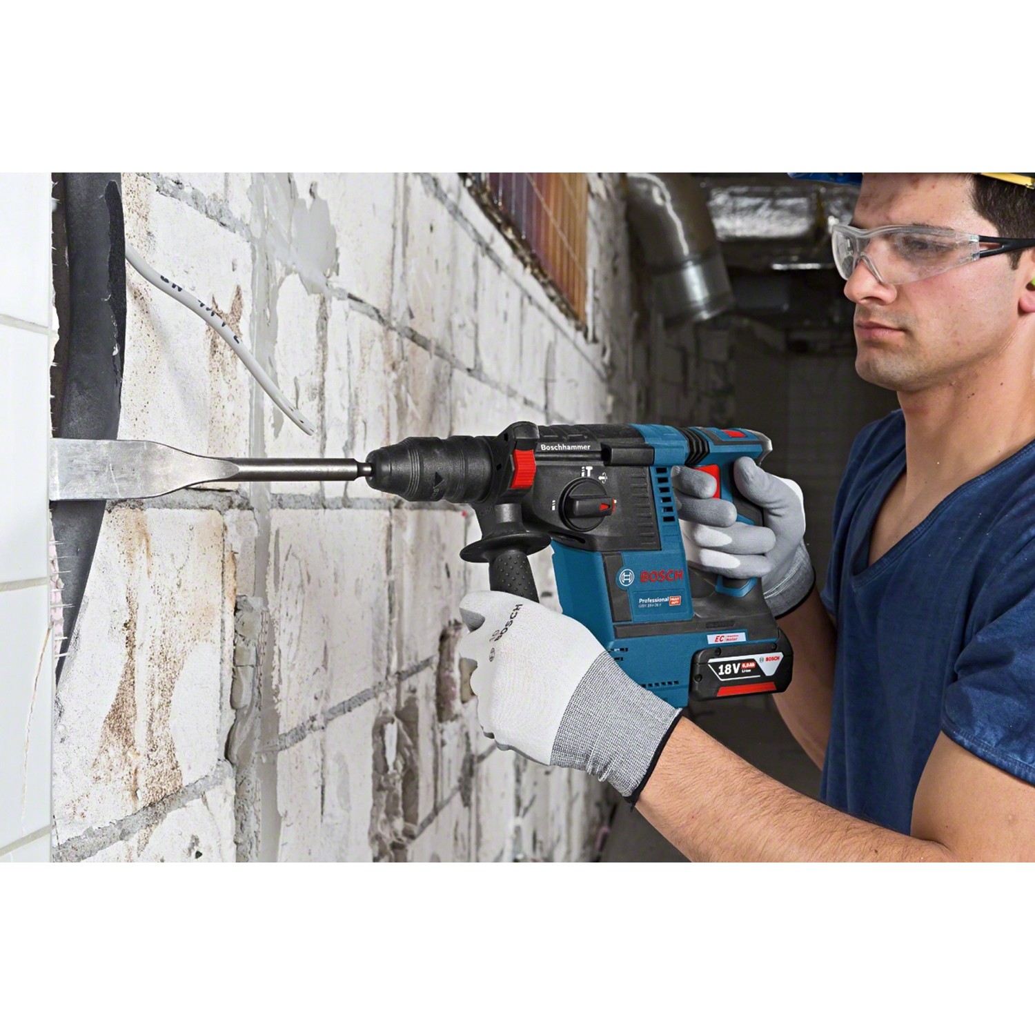 Bosch Professional Akku-Bohrhammer GBH 18V-26F in Aktion beim Stemmen einer Wand.