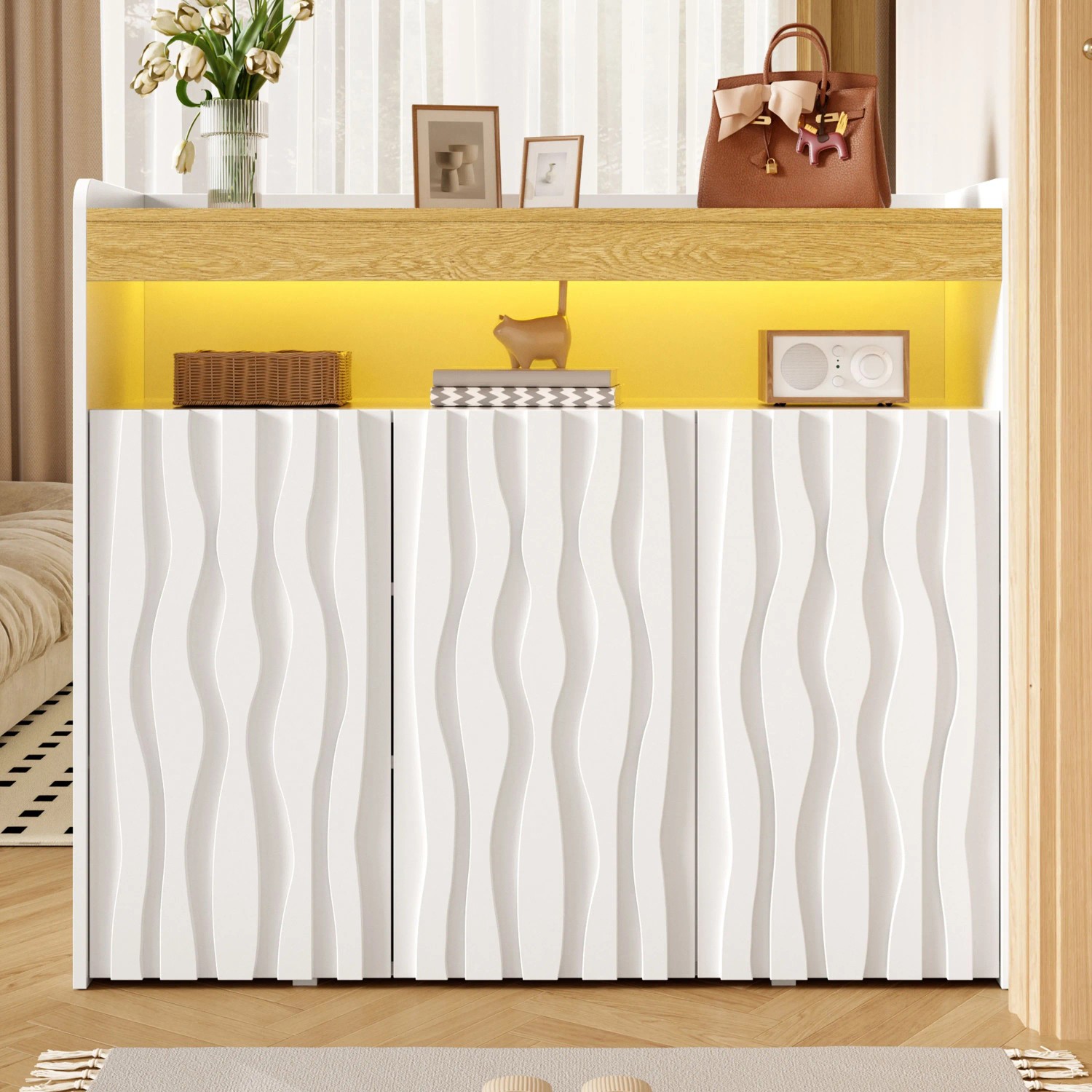 Modernes weißes Sideboard mit 3D-Wellenmuster, 3 Türen und LED-beleuchtetem Fach. Ideal für Wohnzimmerschränke.