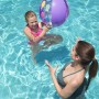 Mädchen und Frau spielen mit Bestway Wasserball Groove n' Splash im Pool.