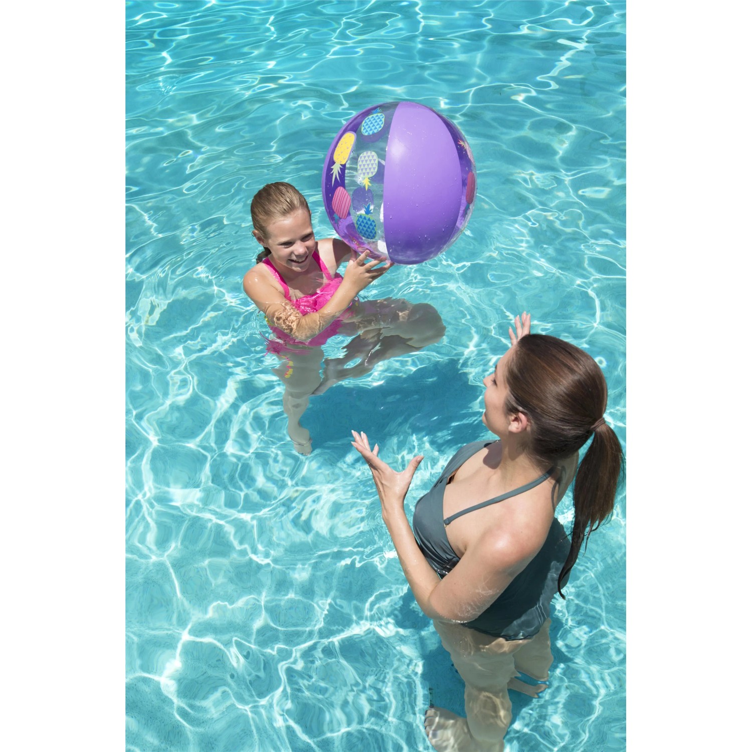 Mädchen und Frau spielen mit Bestway Wasserball Groove n' Splash im Pool.