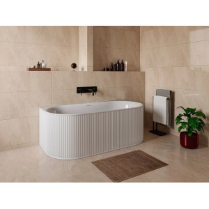 Weiße Vente-unique Barbori Vorwandbadewanne 170 cm mit geriffelter Front aus Acryl in modernem Bad.