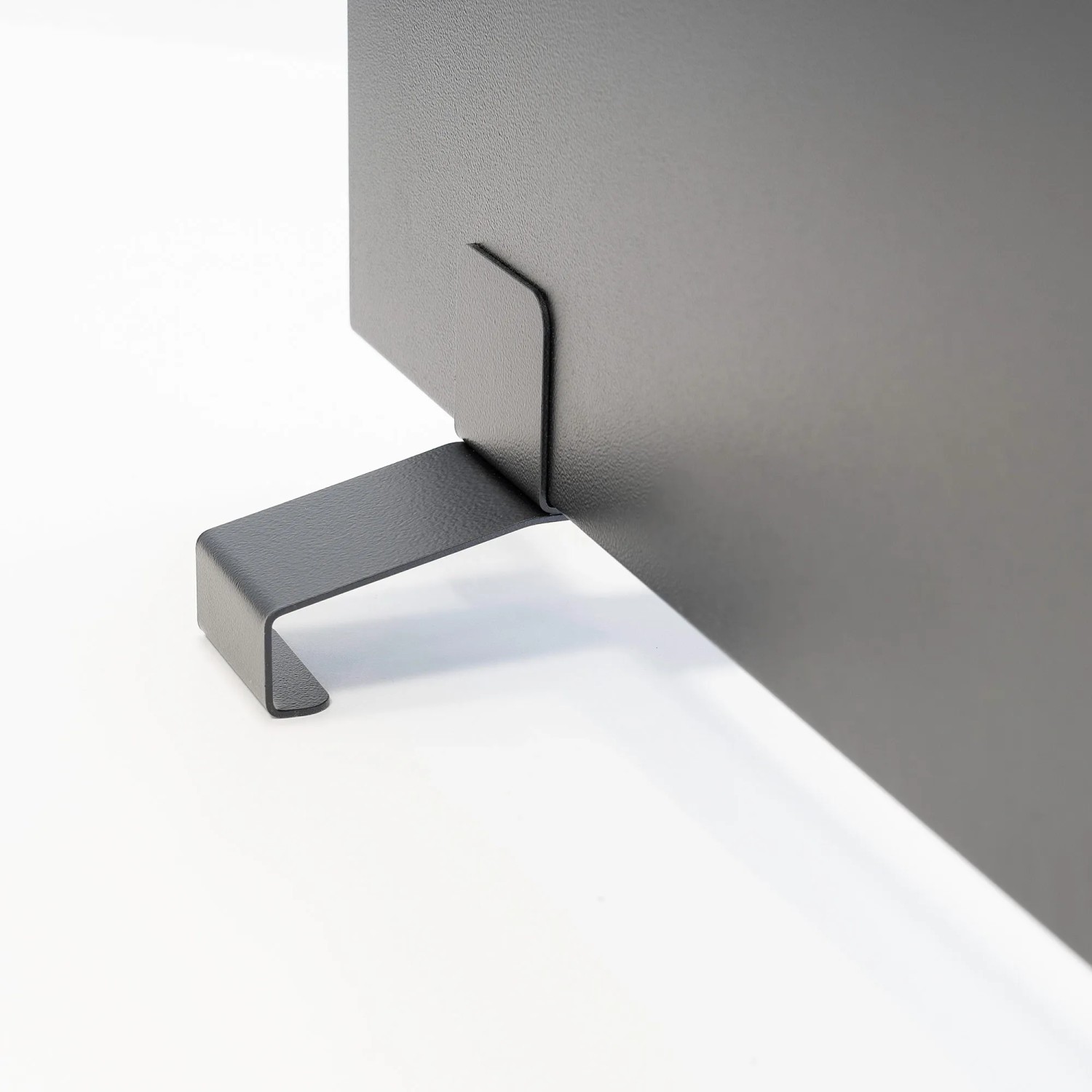 Vasner Standfüße für Konvi Hybrid-Infrarotheizung, Metall schwarz, Detailansicht.