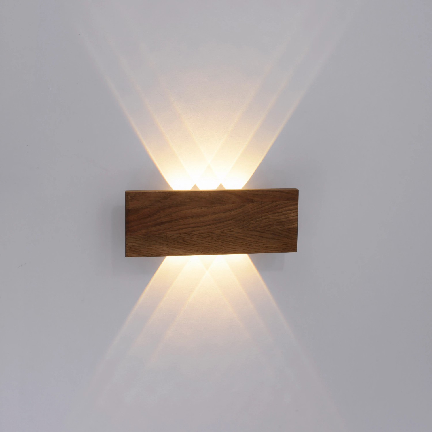 Rechteckige Paul Neuhaus LED-Wandlampe Palma mit Holzdekor und Lichtkegeln.