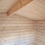 Innenansicht Weka Gartenhaus Killarney: naturbelassene Holzwände und Dachkonstruktion.