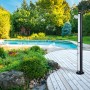 Solar-Außendusche mit Fußdusche (H 214 cm) neben Pool im Garten.
