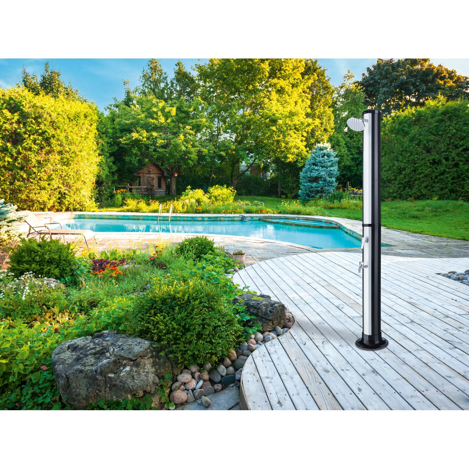 Solar-Außendusche mit Fußdusche (H 214 cm) neben Pool im Garten.