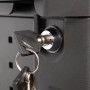 Schlüssel im Schloss eines schwarzen Mephisto Werkzeugwagens. Schubladen abschließbar.