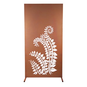 Rostfarbene Ferrum Art Sichtschutzwand Ranke mit filigranem, weißem Rankenmuster.