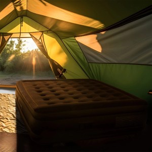 Schwarzes Juskys Luftbett Sapri L im Zelt, selbstaufblasende Luftmatratze für 2 Personen.