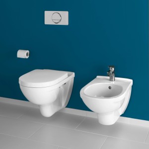 Villeroy & Boch O.Novo Wand-WC Set mit Tiefspüler und WC-Sitz vor blauem Hintergrund.