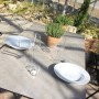 Acamp Gartenmöbel-Set Alpha: 4 Stapelsessel, 1 Glastisch in Anthrazit-Cemento mit Geschirr und Dekoration.