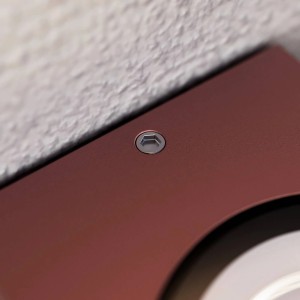 Detailansicht der braunen Lucande LED Außenwandleuchte Tavi aus Aluminium mit sichtbarer Befestigungsschraube.