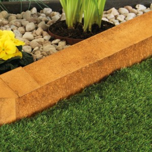 Bellissa Schneckenblech Corten als Beeteinfassung im Garten, natürliche Rostoptik.
