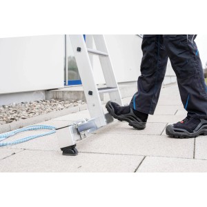 Detailaufnahme: PROREGAL Stufen-Seilzugleiter mit nivello Traverse für sicheren Stand.