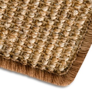 Detailansicht des KARAT Sisal Teppichläufers Sylt in Kork, gewebte Textur und gekettelter Rand.