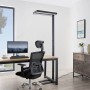 Moderne, dimmbare Arcchio LED Bürostehleuchte Logan in Schwarz mit Bewegungsmelder.