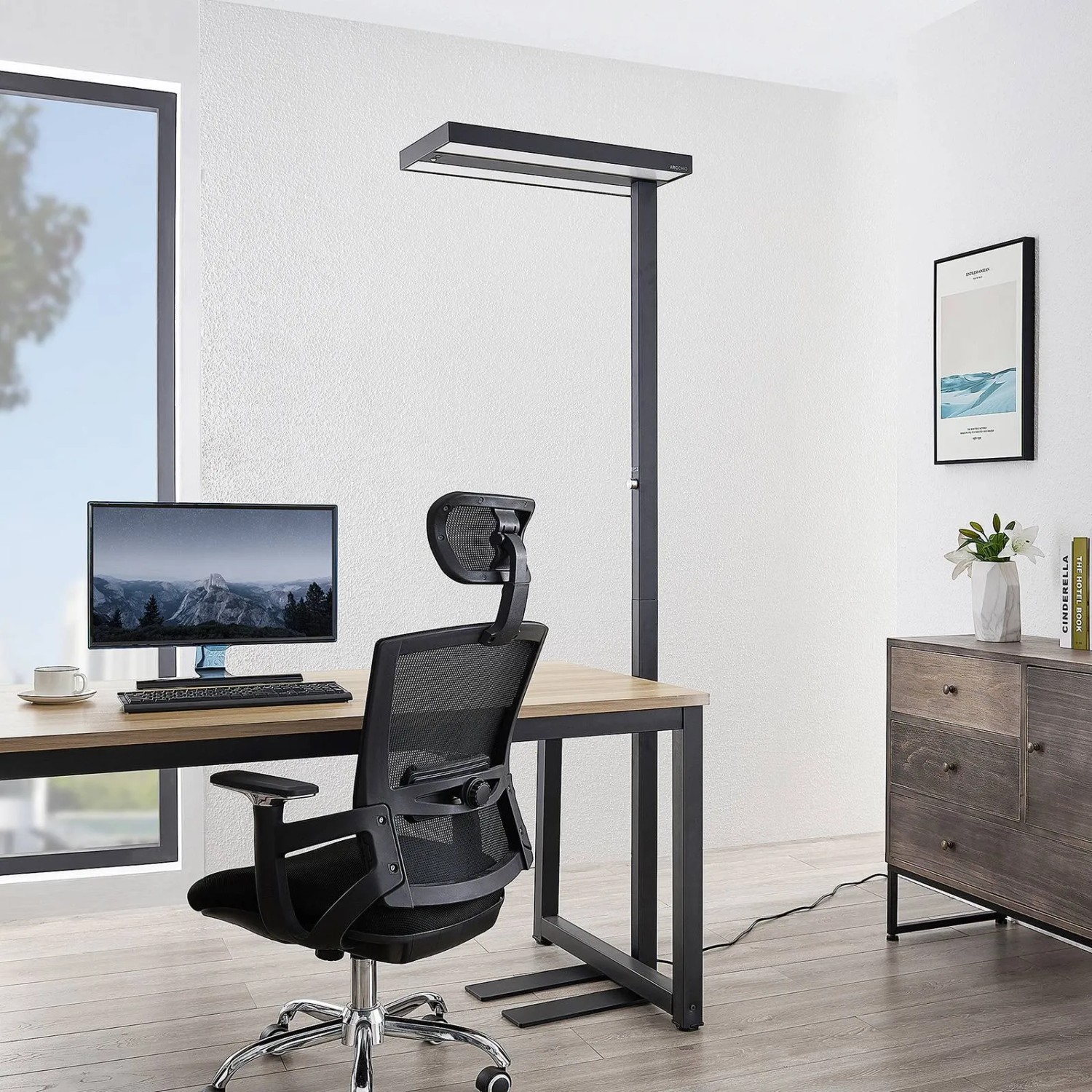 Moderne, dimmbare Arcchio LED Bürostehleuchte Logan in Schwarz mit Bewegungsmelder.