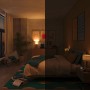 Schlafzimmer mit Philips Smart-LED-Leuchtmittel E14 Kerzenform, das einstellbares warmes Licht für verschiedene Stimmungen zeigt.
