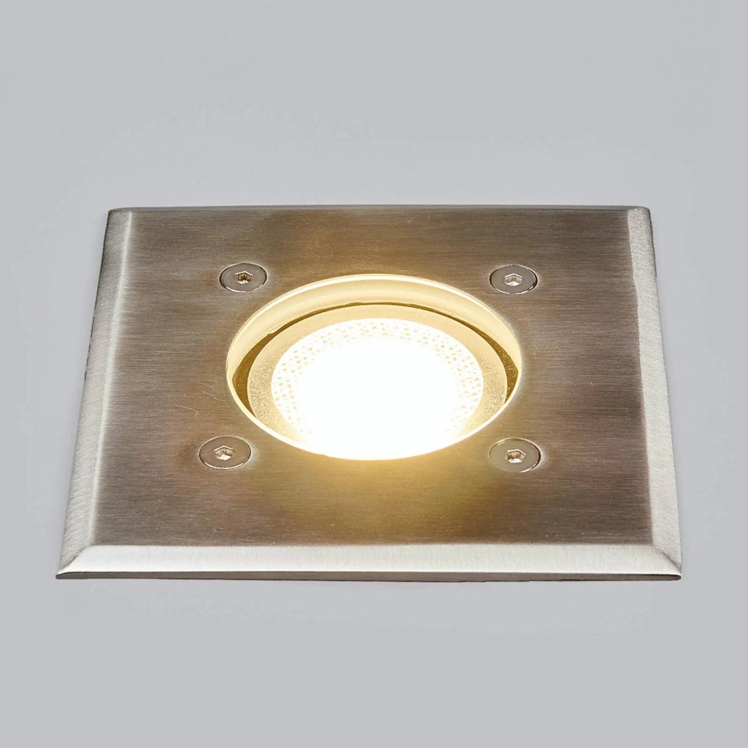 Quadratischer Lindby Bodeneinbaustrahler Insa aus Alu/Edelstahl, wasserdicht und modern.