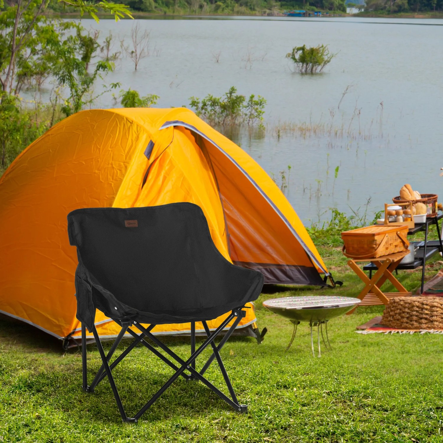 Schwarzer Outsunny Campingstuhl aus Oxfordstoff mit Stahlrahmen vor Zelt und See.