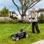 metabo Akku-Rasenmäher RM 36-18 LTX BL 46 im Einsatz auf einer Rasenfläche.