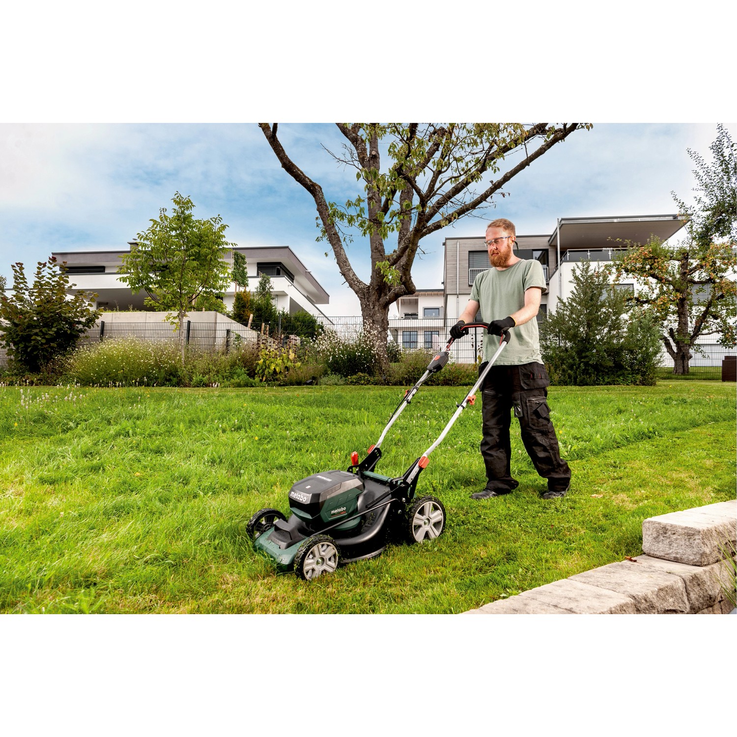 metabo Akku-Rasenmäher RM 36-18 LTX BL 46 im Einsatz auf einer Rasenfläche.