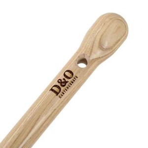 Detailaufnahme: Knopfstiel der D&O Halbmond Handhacke aus Holz mit Aufhängeloch.