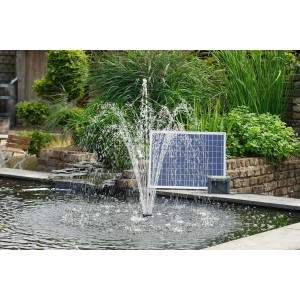 Ubbink Solar Springbrunnenpumpe SolarMax 2500 mit Akku im Gartenteich.