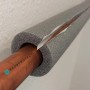 Graue, selbstklebende PE Rohrisolierung (1 m) von Scorprotect, angebracht an einem Rohr.