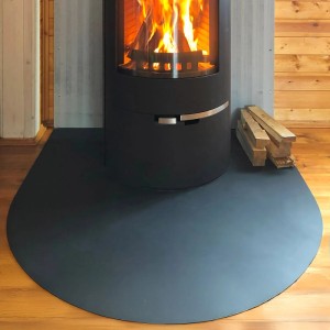 Schwarze Tulup Funkenschutzplatte aus Metall unter Kaminofen, Viertelkreis 100x100 cm.