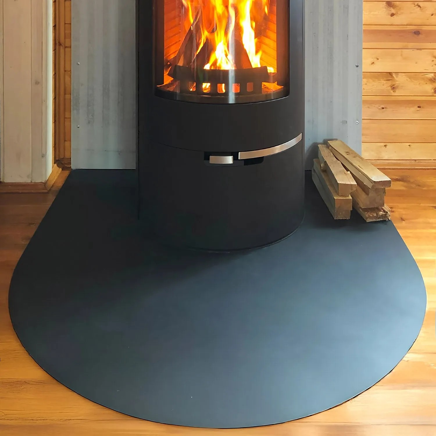 Schwarze Tulup Funkenschutzplatte aus Metall unter Kaminofen, Viertelkreis 100x100 cm.