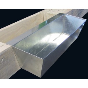 Silberner Zink-Blumenkasten (38 cm) für Palettenbau, als Hängetopf an einer Palette befestigt.