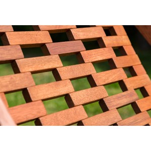 Detailansicht der Holz-Sitzfläche des Gartenliegestuhls Aurora aus Eukalyptusholz.