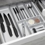 Silbergrauer SOTECH ORGA-BOX-3 Besteckeinsatz in offener Schublade, gefüllt mit Besteck. Küchen-Ordnungssystem.