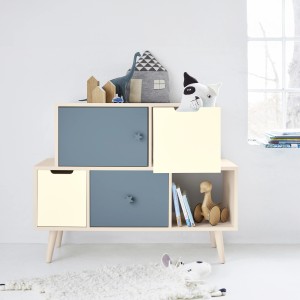 Regal mit blau-gelben Fächern und Spielzeugdekoration im Kinderzimmer.