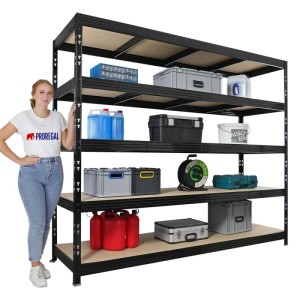 Schwarzes PROREGAL Schwerlastregal Rhino 200x240x70cm mit 5 Spanplatten-Ebenen und diversen Gegenständen.