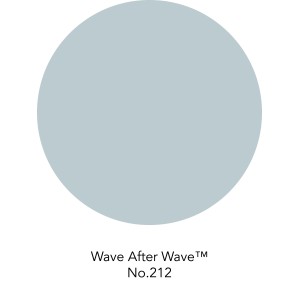 Farbmuster der ELLE DECORATION Wandfarbe Wave After Wave No. 212, eine blaue, matte Farbe.