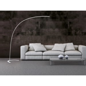 Weiße Trio LED Bogenlampe Shanghai neben Sofa, modernes Wohnzimmerambiente.