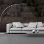 Weiße Trio LED Bogenlampe Shanghai neben Sofa, modernes Wohnzimmerambiente.