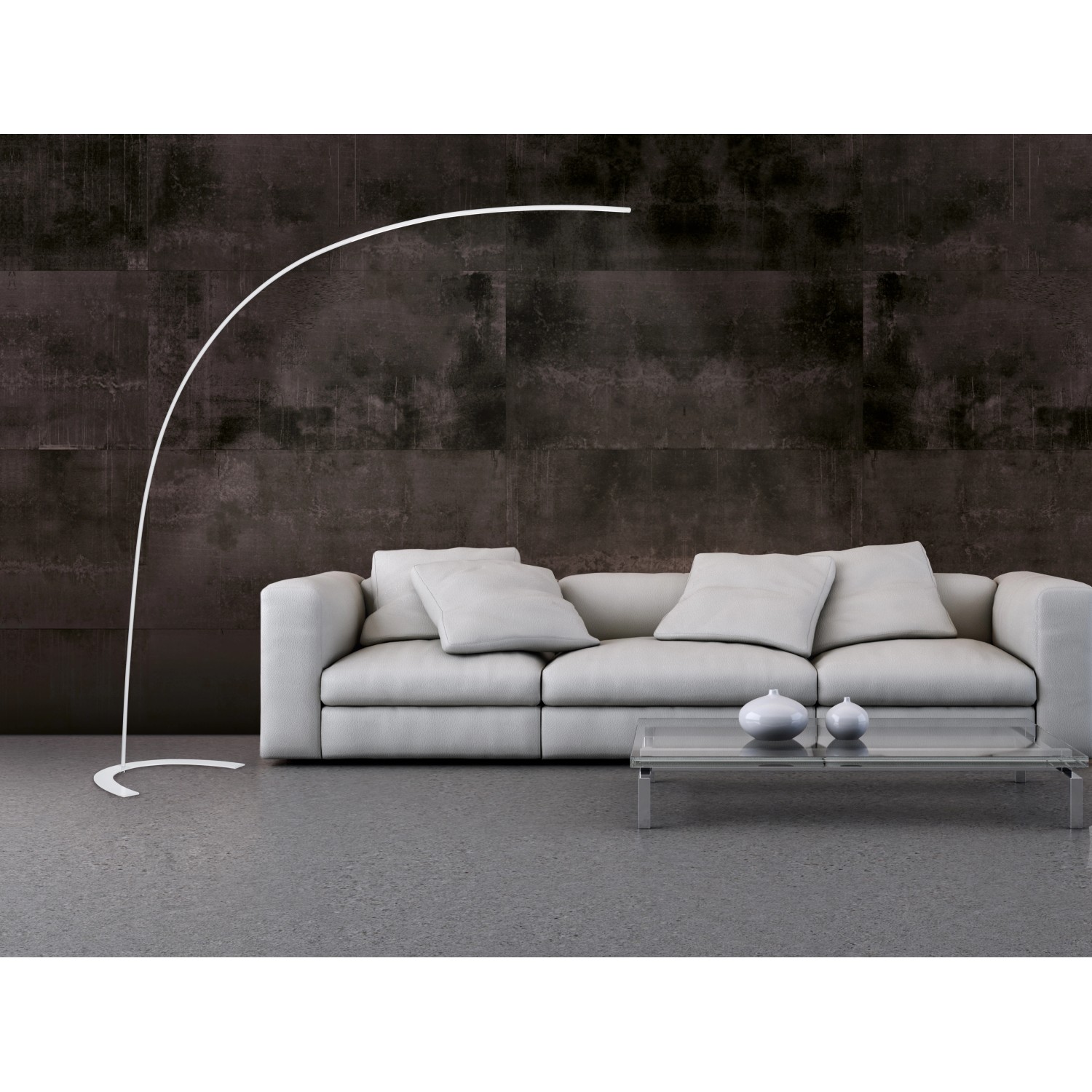 Weiße Trio LED Bogenlampe Shanghai neben Sofa, modernes Wohnzimmerambiente.