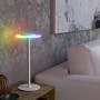 Weiße EGLO LED Akku Tischleuchte TREPELLA mit RGB-Funktion und Touchdimmer auf einem Nachttisch.
