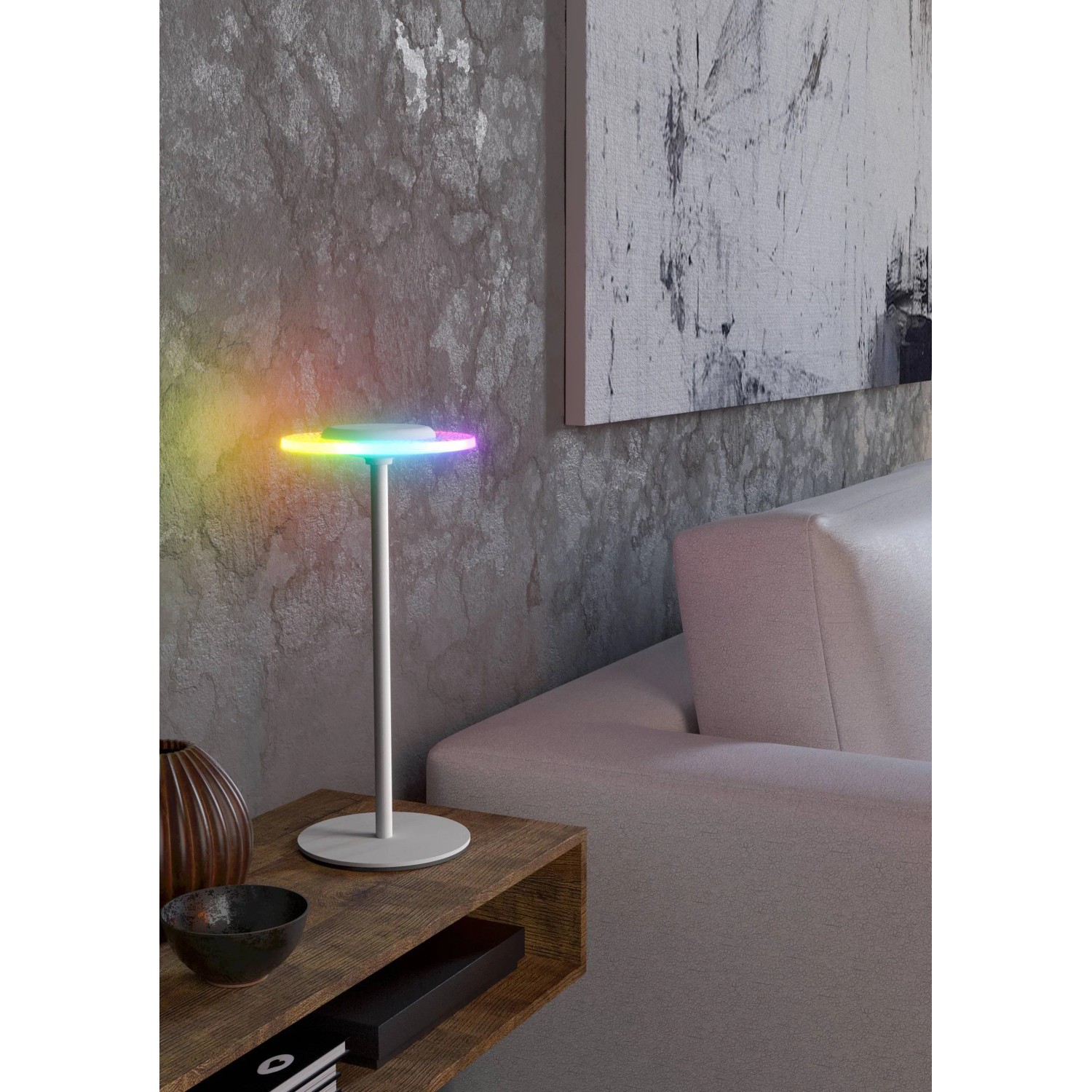 Weiße EGLO LED Akku Tischleuchte TREPELLA mit RGB-Funktion und Touchdimmer auf einem Nachttisch.