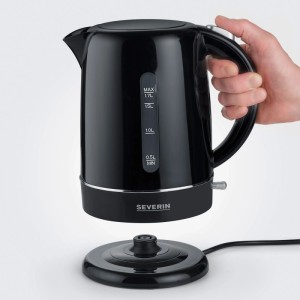 Schwarzer Severin Wasserkocher WK 4322 mit 1,7 L Fassungsvermögen wird von kabelloser 360°-Basis gehoben. Ideal für 1-Hand-Bedienung.