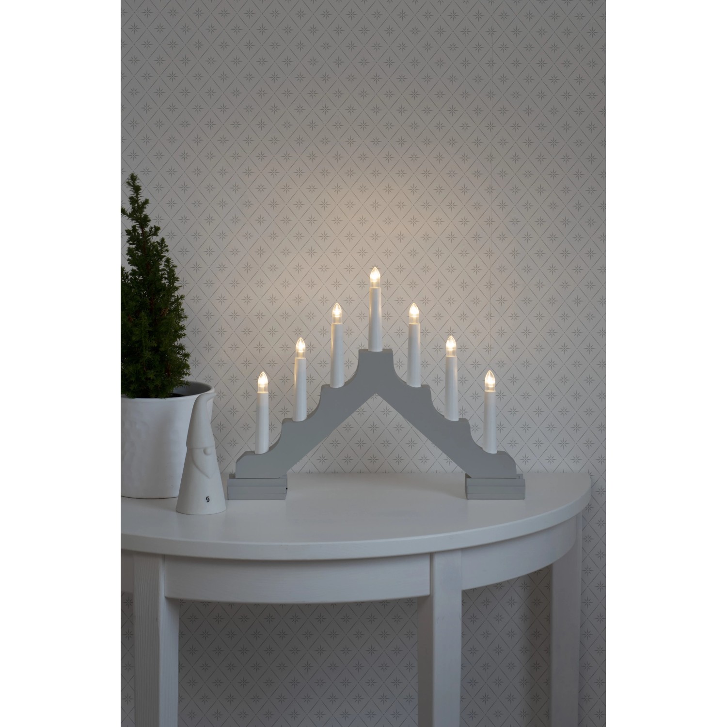 Grauer Konstsmide LED Holzleuchter mit 7 warmweißen Lichtern als Weihnachtsdeko für Innen.